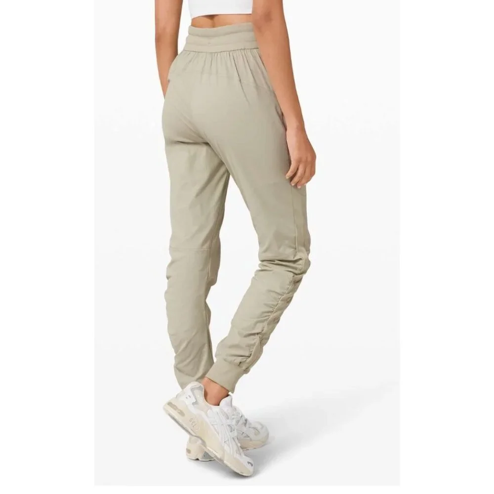 Lululemon Beyond the Studio Jogger Neutral-sz 8